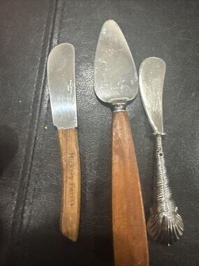 Lot Of 3 Cheese Spreaders 2 Wooden Handles Hickory Farms, And Mud Pie Brand